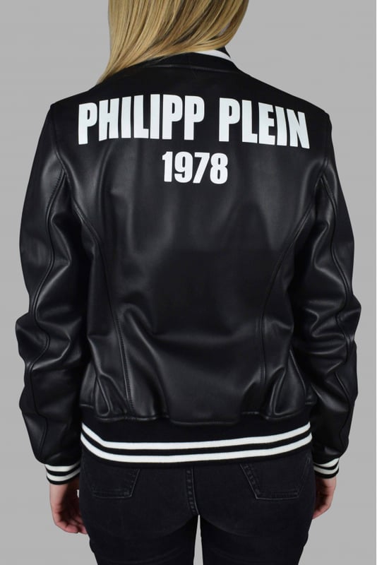 Cazadora bomber Philipp Plein de piel negra con cierre de cremallera.Gomas elásticas negras con bandas blancas en cintura, puños y cuello.Interior rojo con corazones y rosas.Placa con logo de PP en la parte delantera.Logotipo blanco en la espalda.Bolsillos en la parte delantera.100% cuero.Made in Italy.