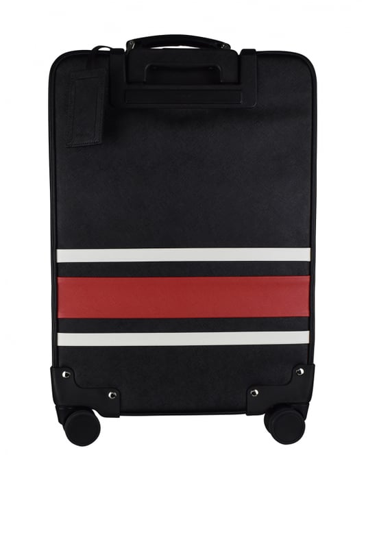 Maleta de cabina Prada en piel saffiano negra.Dos franjas decorativas blancas y una roja con el logotipo de Prada.Logotipo metálico triangular.Bolsillo delantero con cremallera.Un asa de piel y un asa telescópica.Detalles metálicos plateados. Cuatro ruedas.Cierre con cremallera.Dimensiones: 56 x 37 x 23 cm.100% piel.