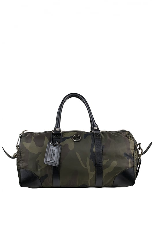 Bolsa de viaje Philipp Plein de nailon caqui.Estampado con motivos militares.Asas y extremos de piel negra.Parche central con logotipo.Bandolera negra extraíble.Cierre de cremallera.Medidas: ancho 56 cm x alto 31 cm x ancho 32 cm.