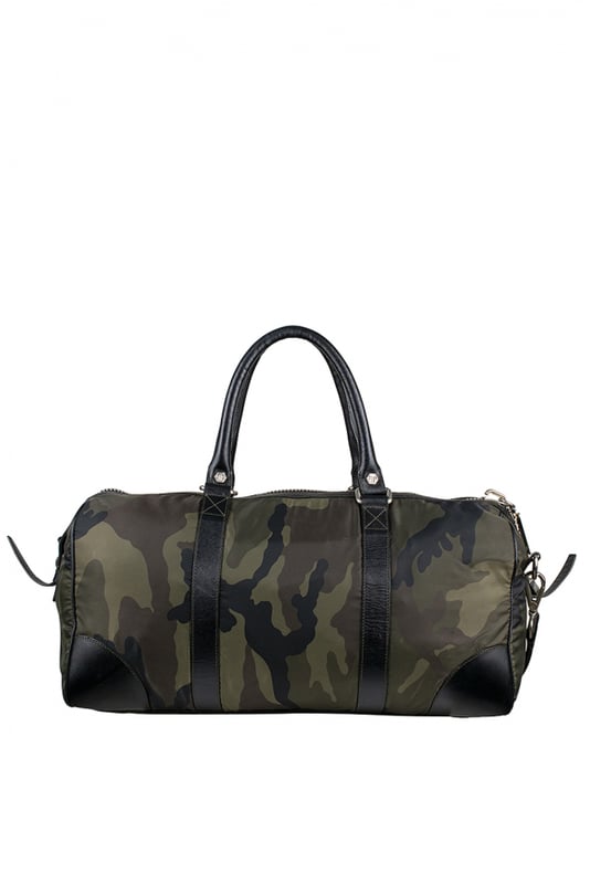 Bolsa de viaje Philipp Plein de nailon caqui.Estampado con motivos militares.Asas y extremos de piel negra.Parche central con logotipo.Bandolera negra extraíble.Cierre de cremallera.Medidas: ancho 56 cm x alto 31 cm x ancho 32 cm.