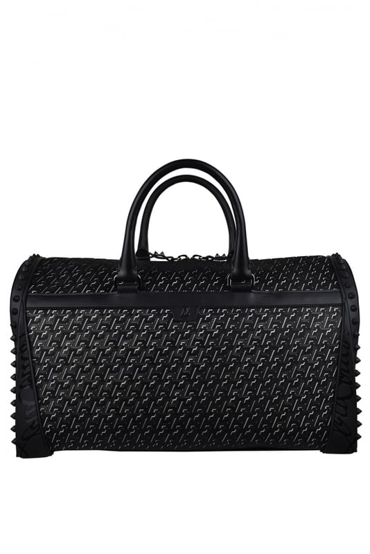 Christian Louboutin Sneakender Reisetasche aus schwarzem Leder.Monogrammdruck auf der gesamten Tasche.Schwarzer Logoeinsatz aus Gummi mit erhabenen Nieten an den Seiten.Diskretes Metall-Logo in der Mitte auf der Vorderseite.Zwei Griffe aus schwarzem Leder.Abnehmbarer Schulterriemen.Verschluss mit Zwei-Wege-Reißverschluss.Maße: Breite 45 cm x Höhe 25 cm x Tiefe 23 cm.Made in Italy.