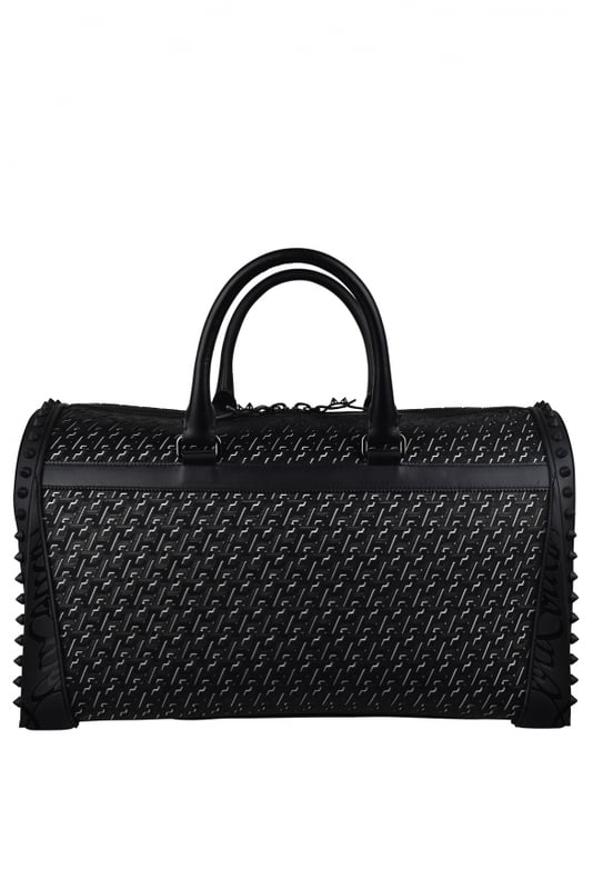 Christian Louboutin Sneakender Reisetasche aus schwarzem Leder.Monogrammdruck auf der gesamten Tasche.Schwarzer Logoeinsatz aus Gummi mit erhabenen Nieten an den Seiten.Diskretes Metall-Logo in der Mitte auf der Vorderseite.Zwei Griffe aus schwarzem Leder.Abnehmbarer Schulterriemen.Verschluss mit Zwei-Wege-Reißverschluss.Maße: Breite 45 cm x Höhe 25 cm x Tiefe 23 cm.Made in Italy.