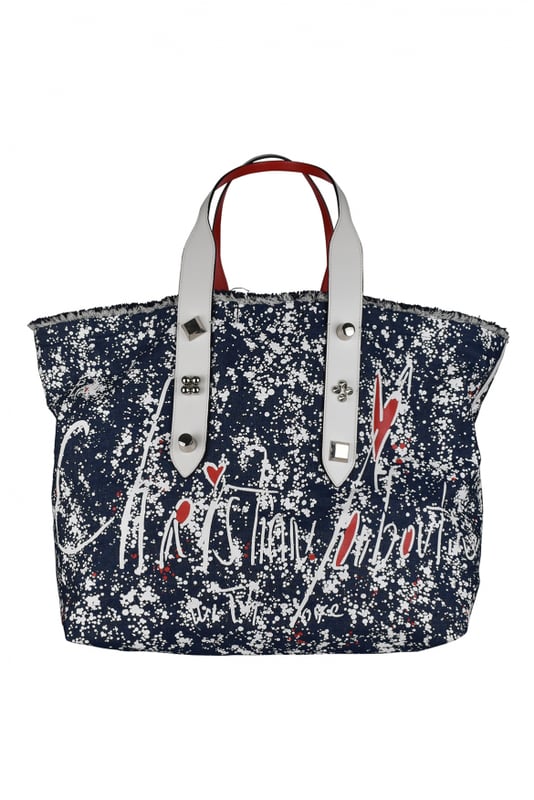 Bolso tote Christian Louboutin Frangibus en tejido azul oscuro.Pequeños lunares blancos por todo el bolso.Dos asas de piel blanca adornadas con 3 tachuelas plateadas.Borde superior realzado con flecos.  Manchas de pintura roja en la parte delantera.Inscripción: «From Christian Louboutin with love».Pequeño bolsillo interior de piel.Dimensiones: 36 cm x 48 cm x 20 cm.