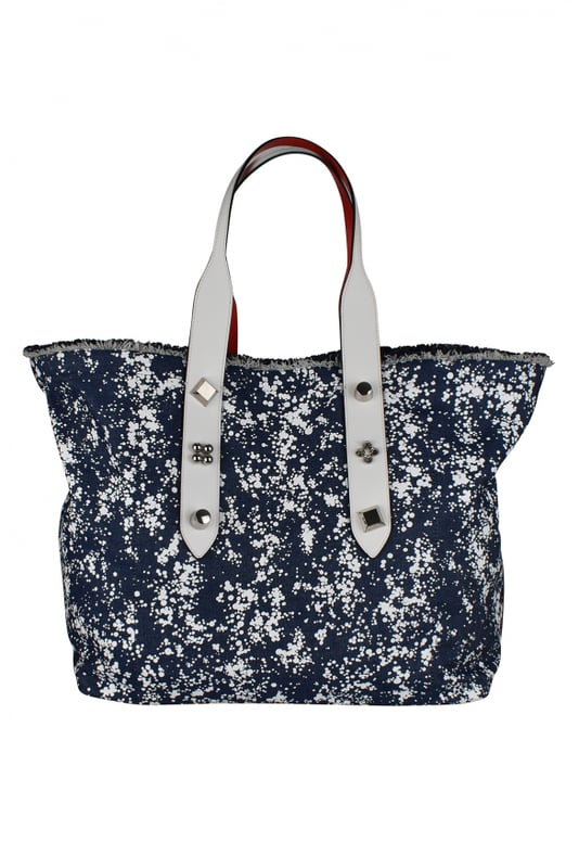 Bolso tote Christian Louboutin Frangibus en tejido azul oscuro.Pequeños lunares blancos por todo el bolso.Dos asas de piel blanca adornadas con 3 tachuelas plateadas.Borde superior realzado con flecos.  Manchas de pintura roja en la parte delantera.Inscripción: «From Christian Louboutin with love».Pequeño bolsillo interior de piel.Dimensiones: 36 cm x 48 cm x 20 cm.