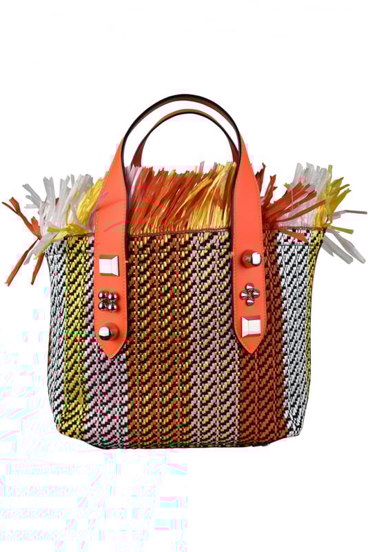 Bolso tote pequeño Frangibus Christian Louboutin de rafia multicolor.Dos asas de piel naranja adornadas con 3 tachuelas plateadas.Borde superior realzado con flecos.  Pequeño bolsillo interior de piel.Bandolera desmontable.Cierre con automáticos.Made in Italy.