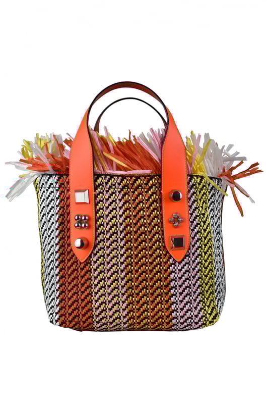 Bolso tote pequeño Frangibus Christian Louboutin de rafia multicolor.Dos asas de piel naranja adornadas con 3 tachuelas plateadas.Borde superior realzado con flecos.  Pequeño bolsillo interior de piel.Bandolera desmontable.Cierre con automáticos.Made in Italy.