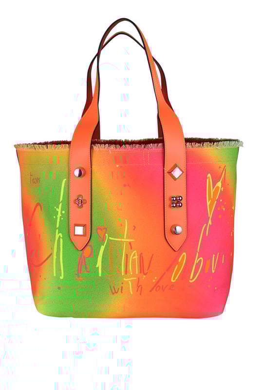 Bolso tote mediano Christian Louboutin Frangibus de lona.Estampado efecto desteñido en verde, amarillo, naranja y rosa.Inscripción impresa en rosa y amarillo:  From Christian Louboutin with love .Dos asas de piel naranja adornadas con 3 tachuelas de metal plateado.Borde superior con flecos.  Inserciones de piel naranja en el borde inferior.Pequeño bolsillo interior.Cierre con botón magnético.Dimensiones: 30 cm x 45 cm x 20 cm.Made in Italy.