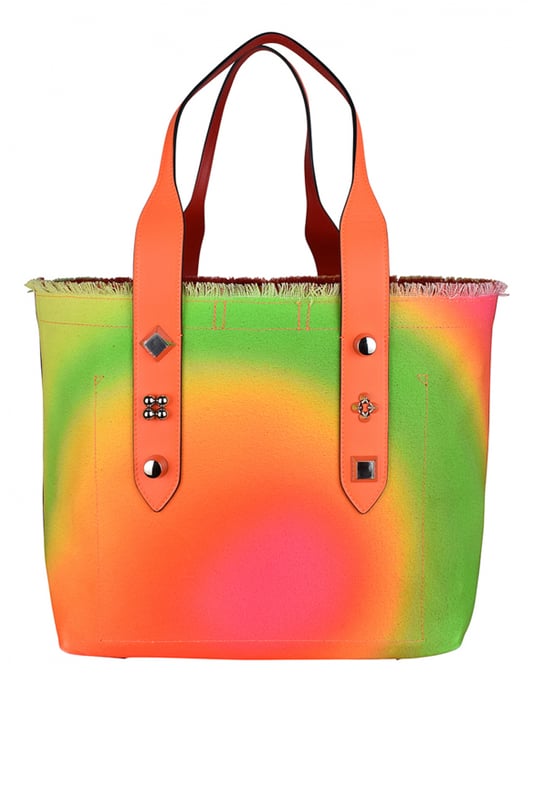 Bolso tote mediano Christian Louboutin Frangibus de lona.Estampado efecto desteñido en verde, amarillo, naranja y rosa.Inscripción impresa en rosa y amarillo:  From Christian Louboutin with love .Dos asas de piel naranja adornadas con 3 tachuelas de metal plateado.Borde superior con flecos.  Inserciones de piel naranja en el borde inferior.Pequeño bolsillo interior.Cierre con botón magnético.Dimensiones: 30 cm x 45 cm x 20 cm.Made in Italy.