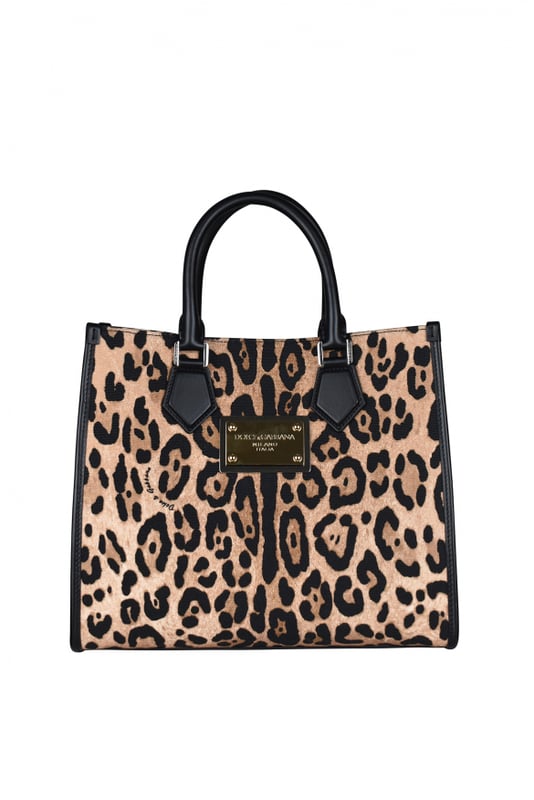 Bolso tote pequeño con estampado de leopardo de Dolce & Gabbana.Placa con logotipo dorado. Asas negras redondeadas.Bolsillo interior con cremallera.Bandolera negra ajustable.Dimensiones : 30x35x10cm.Made in Italy.