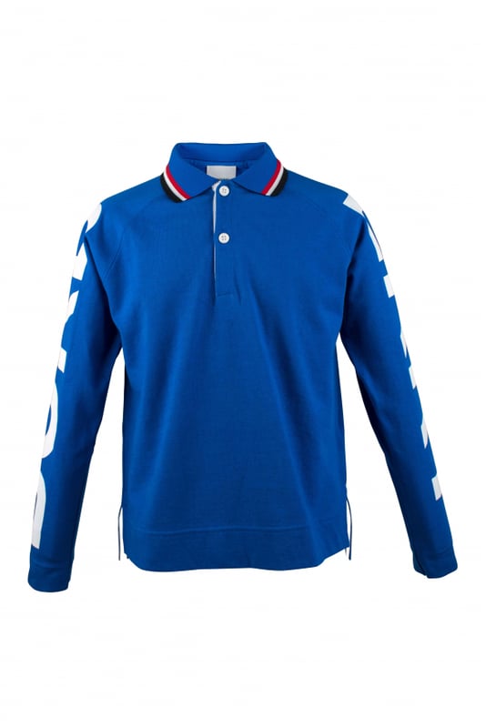 Burberry Polo Azul Polo Burberry de algodón azul.Letras blancas a lo largo de las mangas.Mangas largas.Cuello abotonado con rayas blancas, rojas y negras.Made in Italy.