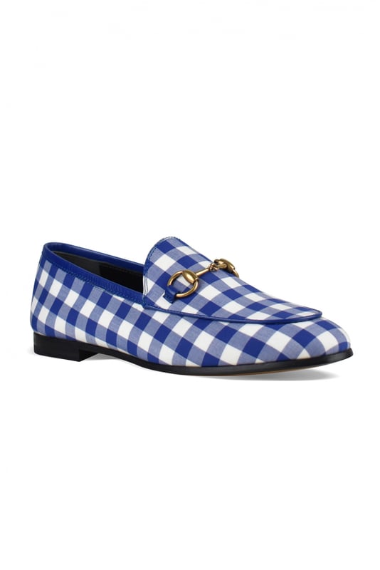 Loafers van Gucci-stof.Elektrisch blauw en wit ginghampatroon.Goudkleurig voorstuk.Afgeronde neus.Gemaakt in Italië.