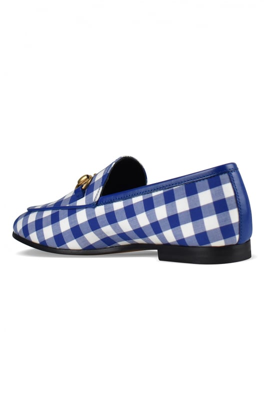 Loafers van Gucci-stof.Elektrisch blauw en wit ginghampatroon.Goudkleurig voorstuk.Afgeronde neus.Gemaakt in Italië.