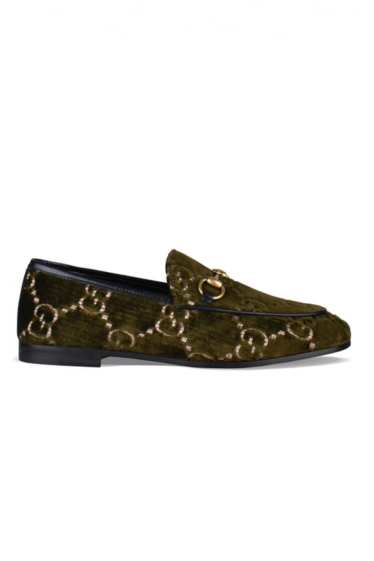 Kakigroene fluwelen loafers van Gucci.GG-logo met monogram op de hele schoen.Verguld voorstuk.Afgeronde neus.Gemaakt in Italië.
