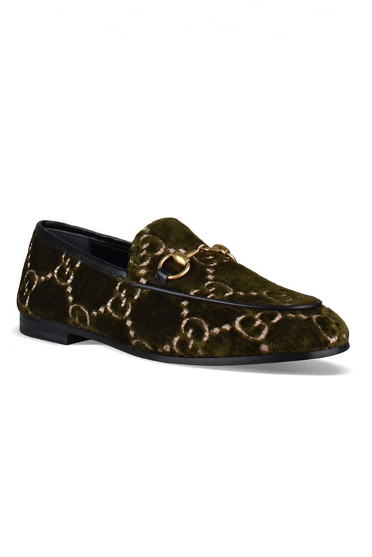Kakigroene fluwelen loafers van Gucci.GG-logo met monogram op de hele schoen.Verguld voorstuk.Afgeronde neus.Gemaakt in Italië.