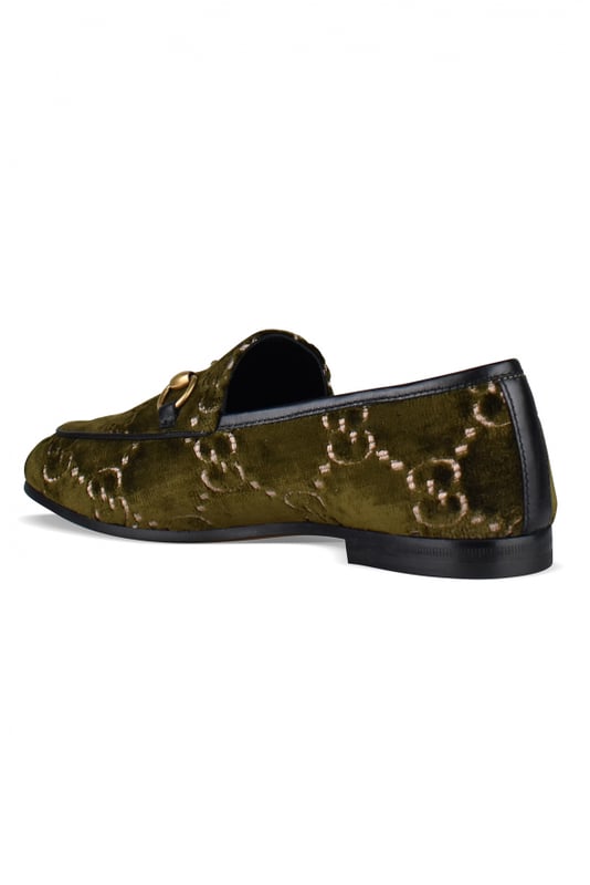 Kakigroene fluwelen loafers van Gucci.GG-logo met monogram op de hele schoen.Verguld voorstuk.Afgeronde neus.Gemaakt in Italië.