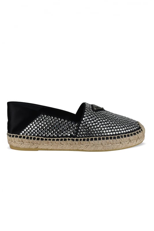 Prada Espadrilles Zwart Prada-espadrilles van zwart canvas.Verfraaid met sprankelende, fraaie kristallen.Driehoekig metalen logo op de voorkant.2 cm touw en rubberen zool.