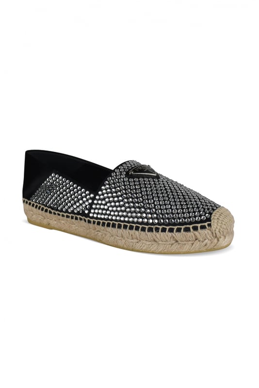 Prada Espadrilles Zwart Prada-espadrilles van zwart canvas.Verfraaid met sprankelende, fraaie kristallen.Driehoekig metalen logo op de voorkant.2 cm touw en rubberen zool.