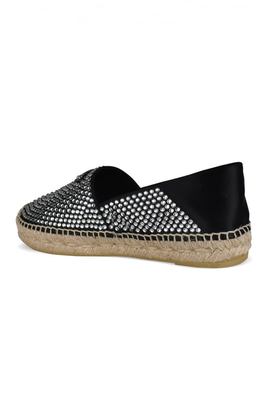 Prada Espadrilles Zwart Prada-espadrilles van zwart canvas.Verfraaid met sprankelende, fraaie kristallen.Driehoekig metalen logo op de voorkant.2 cm touw en rubberen zool.