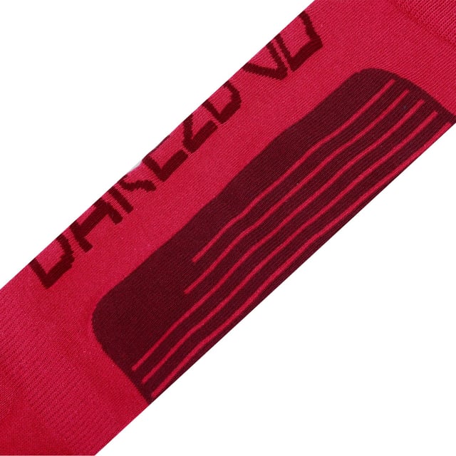 The Dare 2b Technical Ski Socks  crafted from a blend of premium materials  offer a combination of softness  stretch and durability. Designed with strategically placed padded zones  these technical ski socks ensure superior cushioning and insulation  perfect for a day on the slopes. With seamless construction at the toe  they minimise friction and irritation. Your feet will stay fresh  even during intense activity with the anti-bacterial odour control treatment. Material: 40% Cotton, 40% Polyester, 15% Polyamide, 5% Elastodiene. Ref: DWH3320T3.