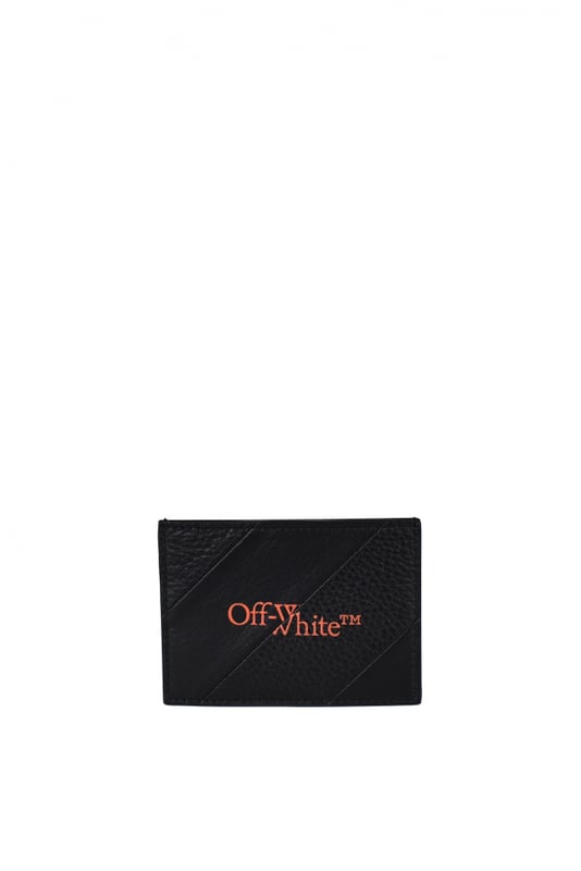 Tarjetero Off-White de piel negra.Rayas diagonales en piel lisa y granulada.Logotipo impreso en la parte delantera de color naranja.Ranuras para tarjetas de crédito y ranura central.100% piel.Made in Italy.