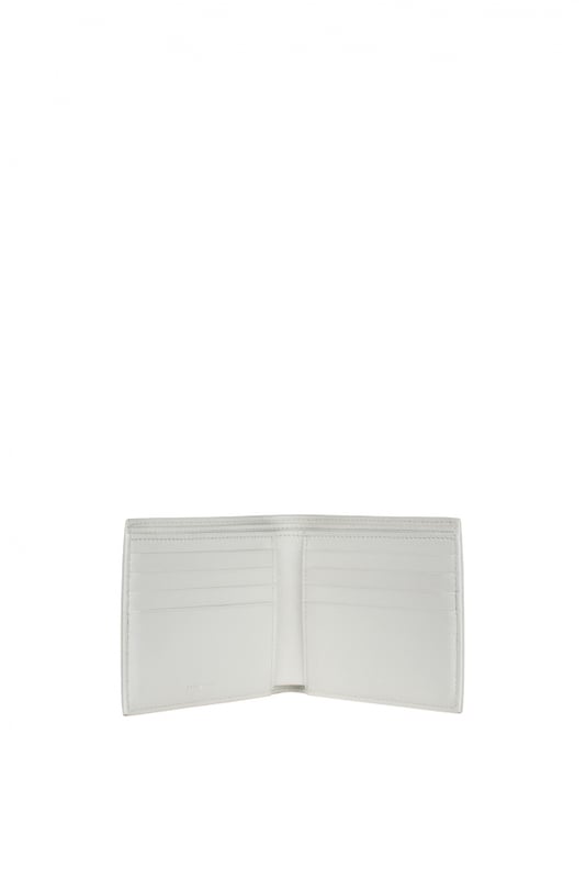 Cartera Balenciaga en piel blanca.Logotipo negro estampado.Ranuras para tarjetas de crédito.Ranura principal para billetes.Dimensiones: 11 cm x 10 cm.100% piel.Made in Italy.
