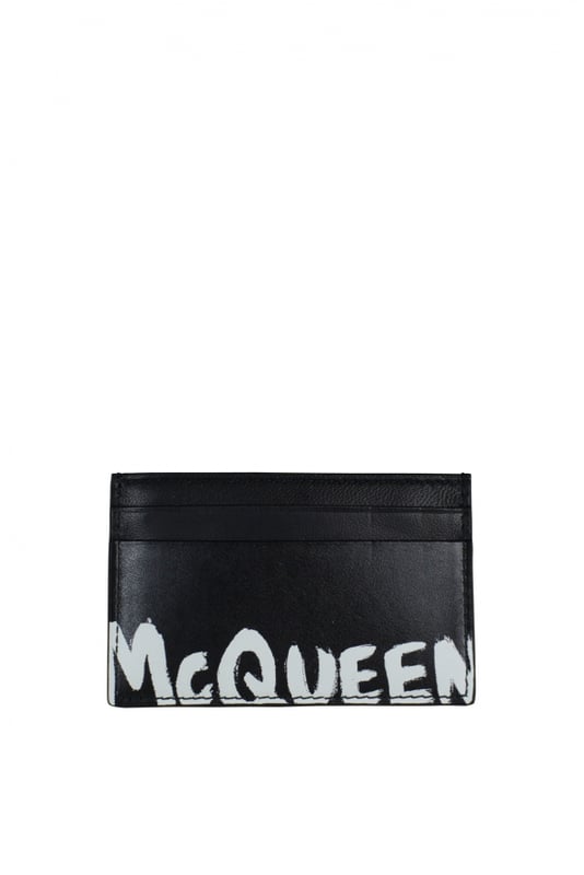 Tarjetero de piel de cordero negra de Alexander McQueen.Logotipo de la firma en blanco en contraste en la parte delantera.Ranuras para tarjetas de crédito y una ranura central.Tamaño: 10 cm x 8 cm.100% cuero.Made in Italy.