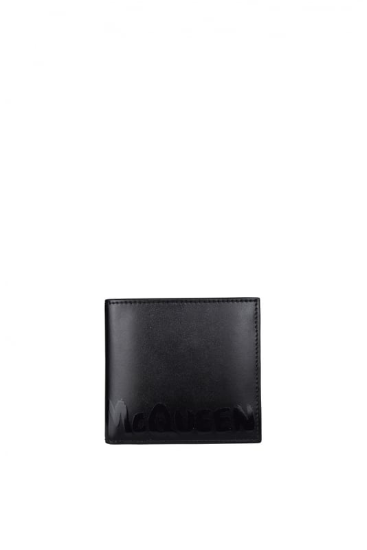 Cartera Alexander Mcqueen en cuero negro liso.Logotipo de la firma en contraste en la parte delantera.Ranuras para tarjetas de crédito y una ranura central.Tamaño: 11 cm x 10 cm.100% cuero.Made in Italy.