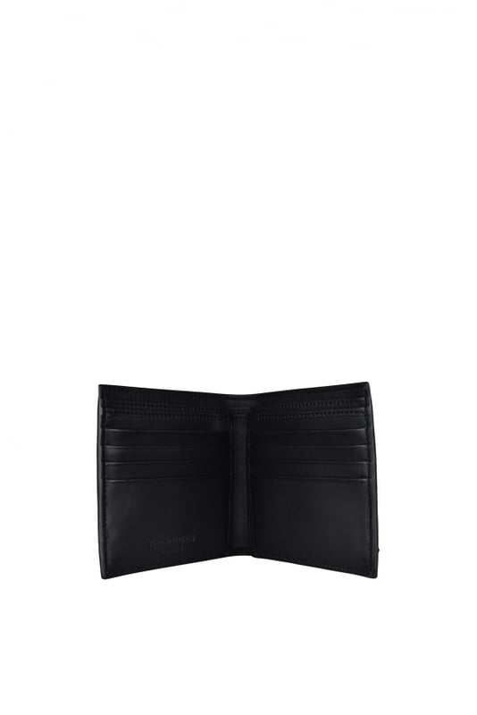 Cartera Alexander Mcqueen en cuero negro liso.Logotipo de la firma en contraste en la parte delantera.Ranuras para tarjetas de crédito y una ranura central.Tamaño: 11 cm x 10 cm.100% cuero.Made in Italy.
