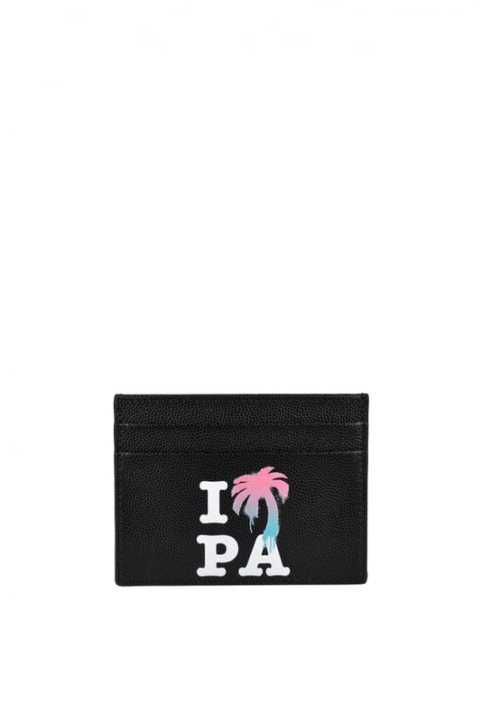Tarjetero Palm Angels de piel granulada negra.Estampado blanco en la parte delantera  I Love PA .Palma de grafito rosa y azul en la parte delantera.Ranuras para tarjetas de crédito y ranura central.100% piel.Made in Italy