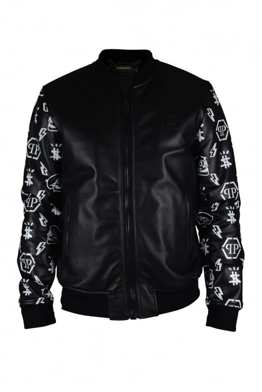 Chaqueta bomber Philipp Plein de piel negra con cierre de cremallera.Detalles de diseños blancos en las mangas de piel.Elástico negro en cintura y puños.Placa con logo de PP negro en la parte delantera.Bolsillos laterales.Made in Italy.