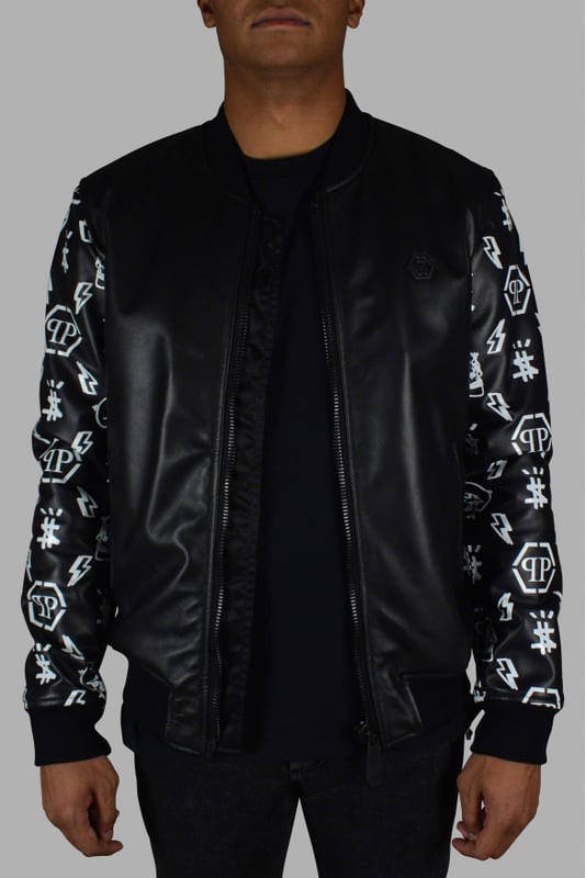 Chaqueta bomber Philipp Plein de piel negra con cierre de cremallera.Detalles de diseños blancos en las mangas de piel.Elástico negro en cintura y puños.Placa con logo de PP negro en la parte delantera.Bolsillos laterales.Made in Italy.