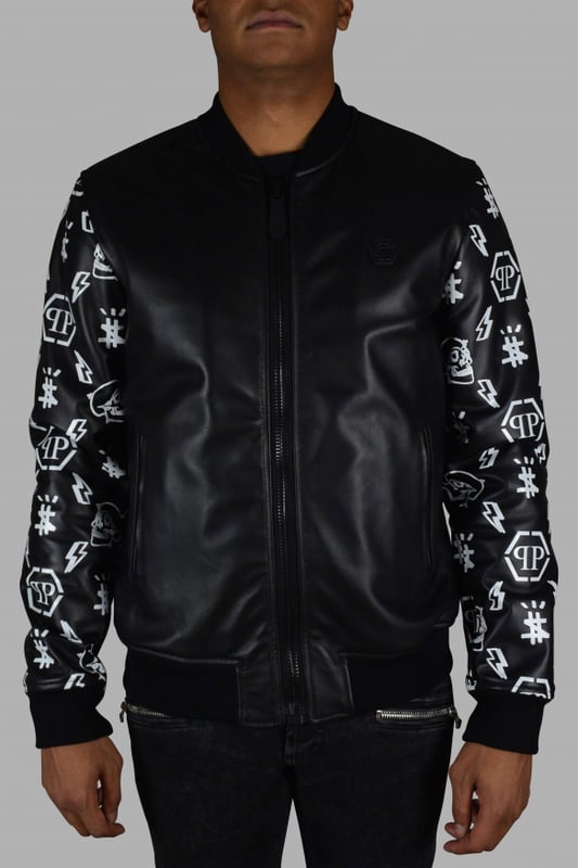 Chaqueta bomber Philipp Plein de piel negra con cierre de cremallera.Detalles de diseños blancos en las mangas de piel.Elástico negro en cintura y puños.Placa con logo de PP negro en la parte delantera.Bolsillos laterales.Made in Italy.
