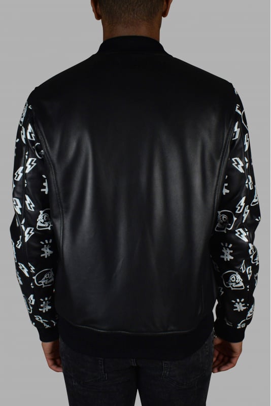 Chaqueta bomber Philipp Plein de piel negra con cierre de cremallera.Detalles de diseños blancos en las mangas de piel.Elástico negro en cintura y puños.Placa con logo de PP negro en la parte delantera.Bolsillos laterales.Made in Italy.