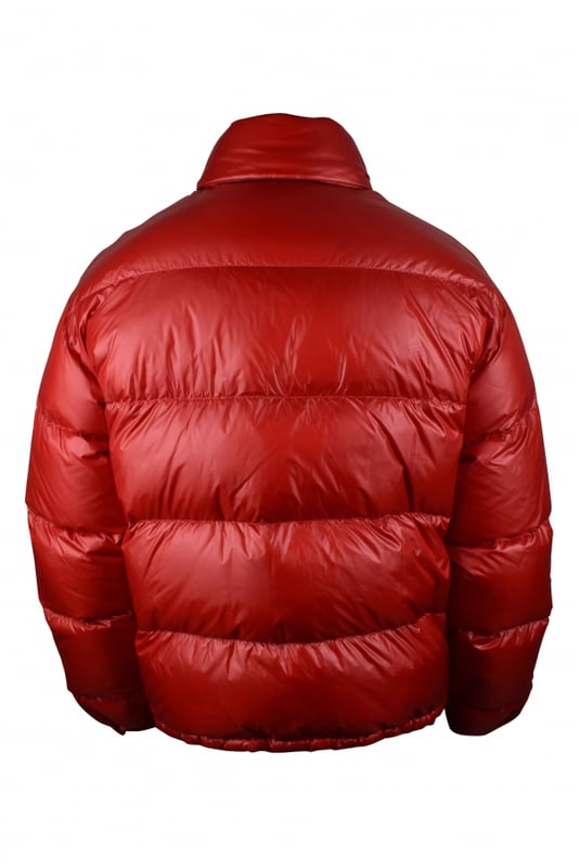 Chaqueta acolchada roja en re-nylon Prada.Logo blanco impreso en el pecho.Cuello alto.Cierre principal con cremallera.Bolsillos laterales con cremallera.
