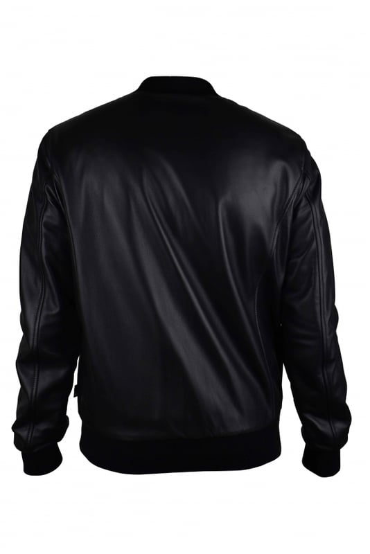 Cazadora bomber de Philipp Plein en suave piel negra.Detalles en metal plateado.Logotipo «PP» hexagonal en metal negro en el pecho.Cremallera central.Cuello alto con ribetes de canalé. Dos bolsillos laterales con botón de presión.Ribetes de canalé.Made in Italy.