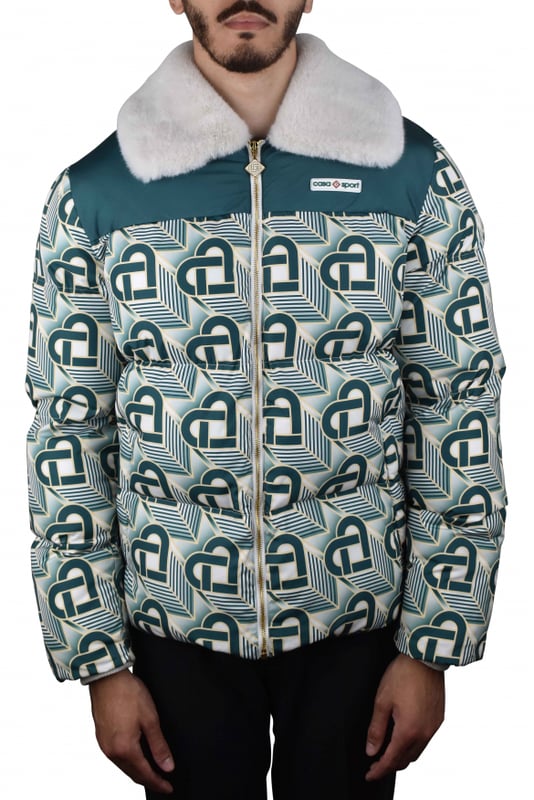 Chaqueta acolchada de poliéster Casablanca verde y blanco.Monograma en forma de corazón estampado por toda la prenda.Cuello de piel sintética blanca.Etiqueta con logotipo en el pecho.Bolsillos laterales.Cremallera principal.