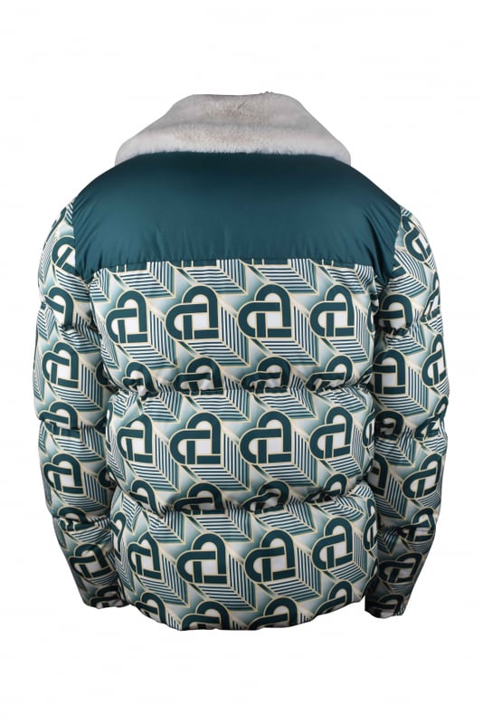 Chaqueta acolchada de poliéster Casablanca verde y blanco.Monograma en forma de corazón estampado por toda la prenda.Cuello de piel sintética blanca.Etiqueta con logotipo en el pecho.Bolsillos laterales.Cremallera principal.