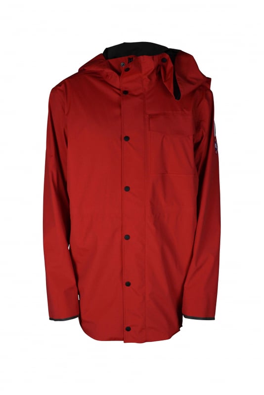 Rote Jacke im Stil von K-Way Y/Project Canada Goose.Stehkragen mit Kapuze.Reißverschluss mit Druckknöpfen.Lange Ärmel.Reflektierende Streifen auf der Rückseite.Aufgenähte Logo-Patches auf dem linken Ärmel.Klettverschlussstreifen zum Verengen an den Ärmeln.Zwei Seitentaschen mit Reißverschluss.Tasche mit Klettverschluss auf der linken Brust.