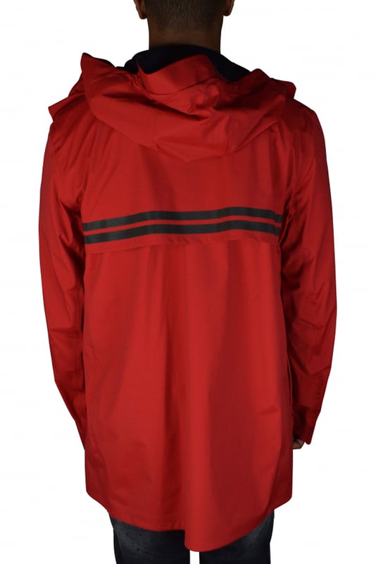 Rote Jacke im Stil von K-Way Y/Project Canada Goose.Stehkragen mit Kapuze.Reißverschluss mit Druckknöpfen.Lange Ärmel.Reflektierende Streifen auf der Rückseite.Aufgenähte Logo-Patches auf dem linken Ärmel.Klettverschlussstreifen zum Verengen an den Ärmeln.Zwei Seitentaschen mit Reißverschluss.Tasche mit Klettverschluss auf der linken Brust.
