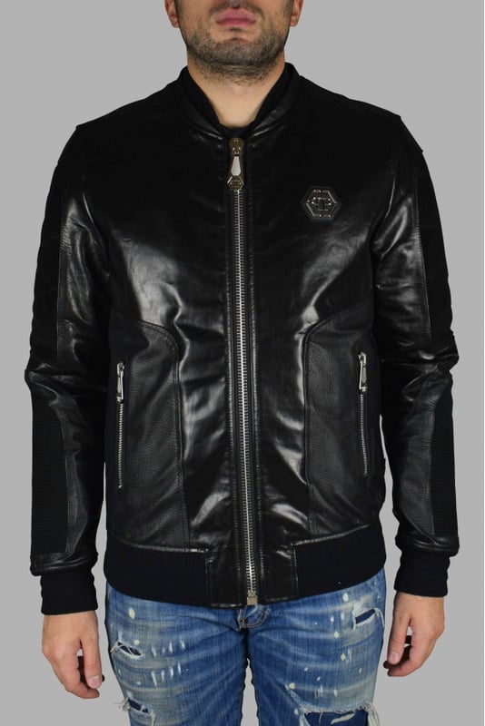 Chaqueta bomber Philipp Plein de piel negra con cierre de cremallera.Inserciones de ante y piel en las mangas y en la espalda.Elástico negro en cintura y puños.Placa con logo de PP en la parte delantera.Bolsillos laterales.Made in Italy.