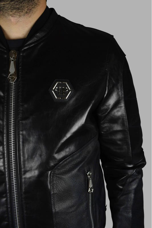 Chaqueta bomber Philipp Plein de piel negra con cierre de cremallera.Inserciones de ante y piel en las mangas y en la espalda.Elástico negro en cintura y puños.Placa con logo de PP en la parte delantera.Bolsillos laterales.Made in Italy.
