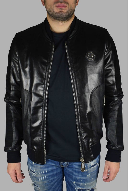 Chaqueta bomber Philipp Plein de piel negra con cierre de cremallera.Inserciones de ante y piel en las mangas y en la espalda.Elástico negro en cintura y puños.Placa con logo de PP en la parte delantera.Bolsillos laterales.Made in Italy.