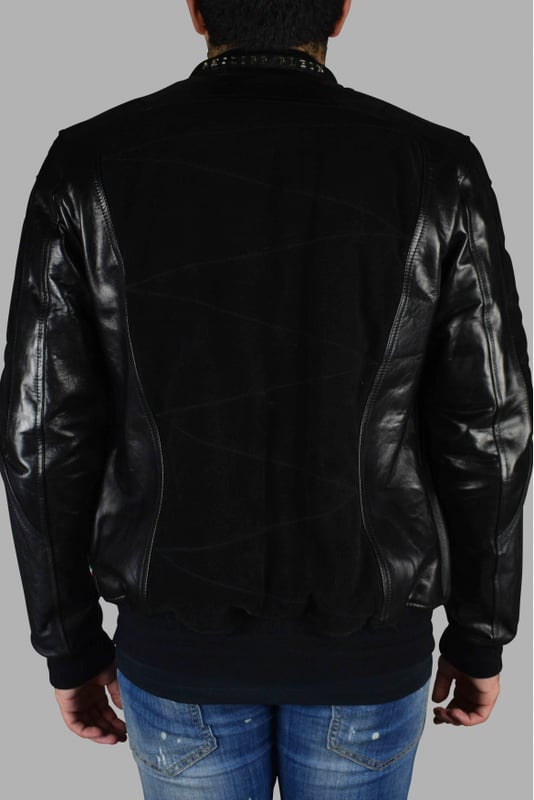 Chaqueta bomber Philipp Plein de piel negra con cierre de cremallera.Inserciones de ante y piel en las mangas y en la espalda.Elástico negro en cintura y puños.Placa con logo de PP en la parte delantera.Bolsillos laterales.Made in Italy.
