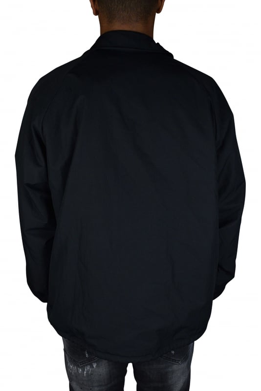 Chaqueta Heron Preston.De color negro.Logotipo impreso en la parte delantera.Cuello con capucha integrada.Parche con logotipo cosido en la manga.Cierre a presión en la parte delantera.Bolsillos laterales.Logotipo en ambos puños cosido en blanco.Parche naranja  HERON PRESTON  en la manga izquierda.Cordón en la cintura.Made in Italy.