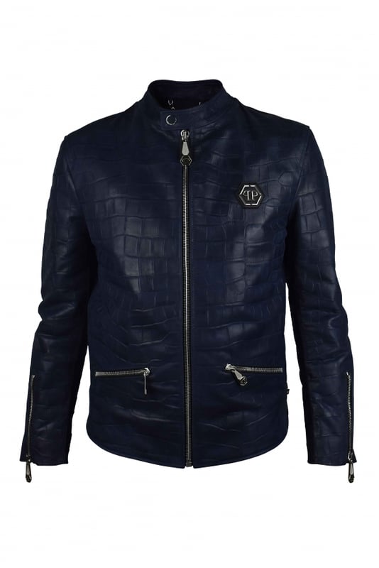 Chaqueta biker Philipp Plein de piel azul marino con estampado de cocodrilo.Detalles metálicos plateados.Cierre de cremallera y botón en el cuello.Logotipo PP hexagonal en el pecho.Dos bolsillos laterales con cremallera.Cierre de cremallera en las mangas.Made in Italy.