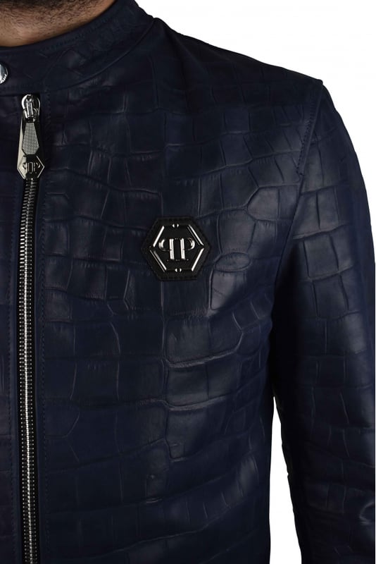 Chaqueta biker Philipp Plein de piel azul marino con estampado de cocodrilo.Detalles metálicos plateados.Cierre de cremallera y botón en el cuello.Logotipo PP hexagonal en el pecho.Dos bolsillos laterales con cremallera.Cierre de cremallera en las mangas.Made in Italy.