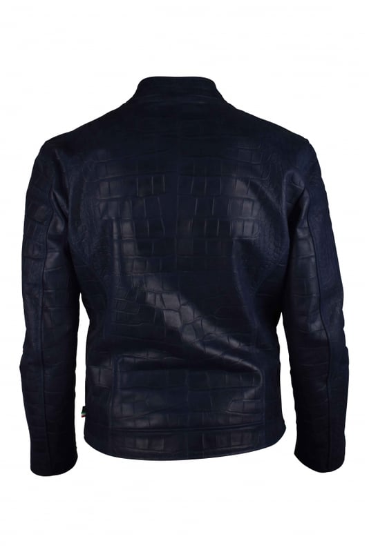 Chaqueta biker Philipp Plein de piel azul marino con estampado de cocodrilo.Detalles metálicos plateados.Cierre de cremallera y botón en el cuello.Logotipo PP hexagonal en el pecho.Dos bolsillos laterales con cremallera.Cierre de cremallera en las mangas.Made in Italy.