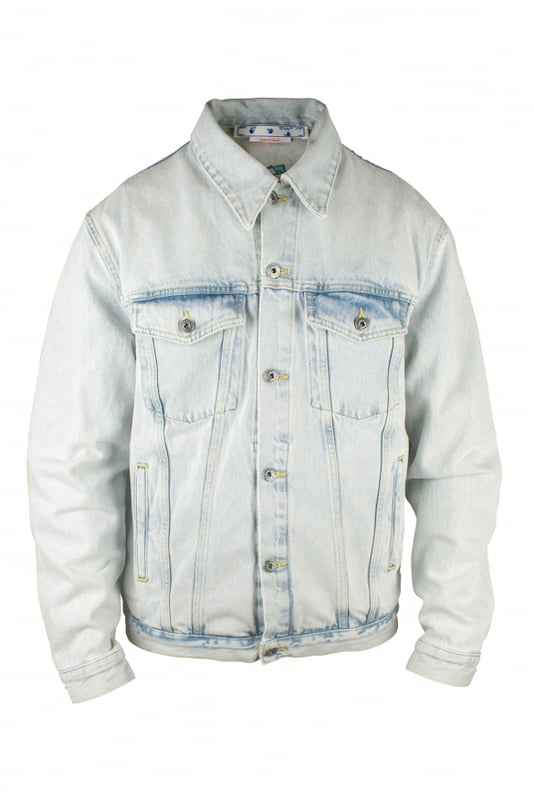 Chaqueta vaquera azul claro Skate Off-White.Efecto desteñido.Logotipo con efecto graffiti estampado en la espalda.Dos bolsillos con solapa en el pecho.Bolsillos laterales con aberturas.Cierre con botones.Puños abotonados.Parche con logotipo amarillo en la espalda.Mangas largas.100% algodón.