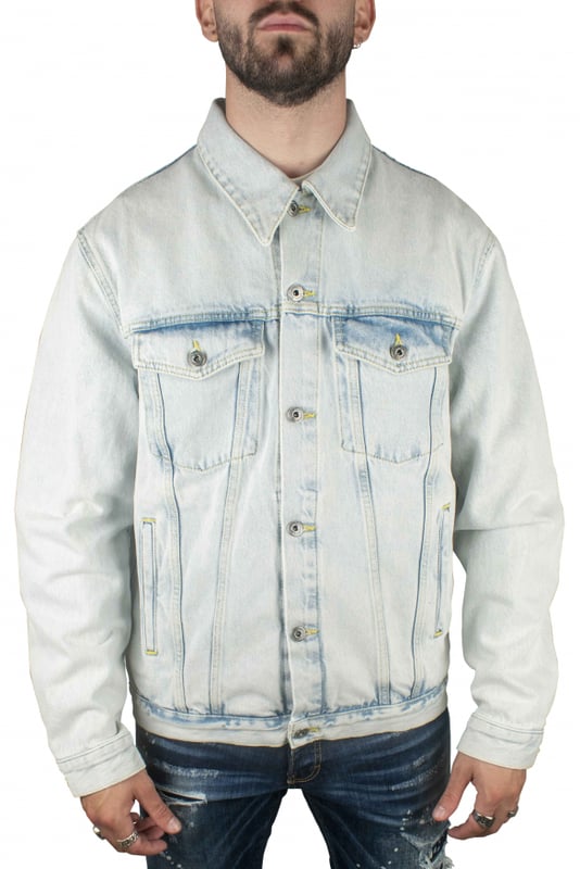 Chaqueta vaquera azul claro Skate Off-White.Efecto desteñido.Logotipo con efecto graffiti estampado en la espalda.Dos bolsillos con solapa en el pecho.Bolsillos laterales con aberturas.Cierre con botones.Puños abotonados.Parche con logotipo amarillo en la espalda.Mangas largas.100% algodón.