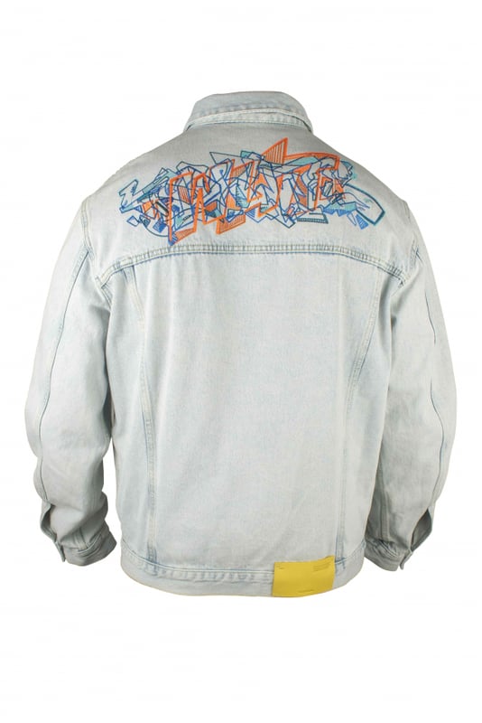 Chaqueta vaquera azul claro Skate Off-White.Efecto desteñido.Logotipo con efecto graffiti estampado en la espalda.Dos bolsillos con solapa en el pecho.Bolsillos laterales con aberturas.Cierre con botones.Puños abotonados.Parche con logotipo amarillo en la espalda.Mangas largas.100% algodón.